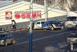 На Гагаринском путепроводе такси попало в жесткое ДТП