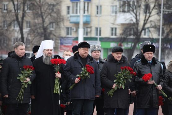 Мельниченко возложил цветы к Монументу воинской и трудовой Славы