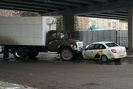 В Пензе автомобиль такси «воткнулся» в ЗИЛ — видео