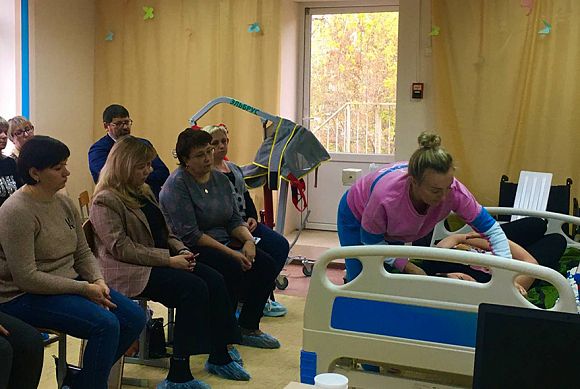 Эксперт из Москвы обучил сотрудников соцучреждений навыкам ухода за инвалидами