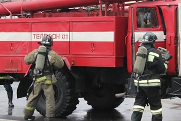 В Колышлейском районе пожар в деревянном доме тушили 14 спасателей