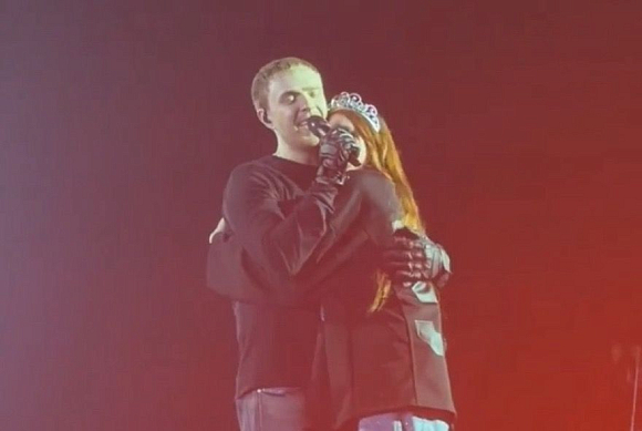 В Пензе Егор Крид спустился к фанатам, чтобы вместе спеть песню