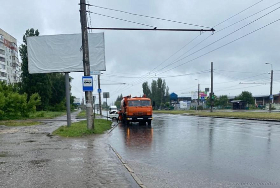 После дождя: в Пензе прочищают ливневки и откачивают воду