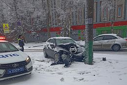На ул. Луначарского в Пензе легковушка «обняла» столб