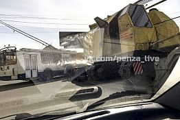 В Пензе на ул. Окружной тягач протаранил троллейбус — очевидцы В Пензе на ул. Окружной тягач протаранил троллейбус — очевидцы