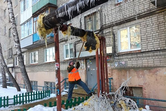 На ул. Дзержинского ликвидируют последствия коммунальной аварии