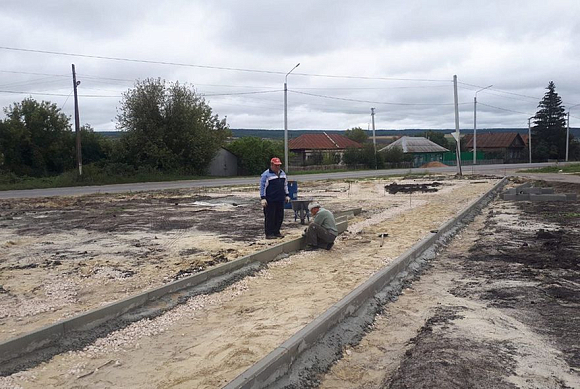 В селе Анненково Кузнецкого района модернизируют сквер участников СВО