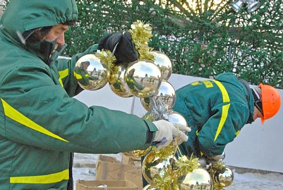 Улицы Пензы начали украшать новогодней иллюминацией