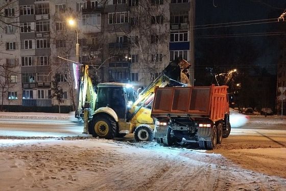 В Пензе в снегопад на дороги вышло около 100 единиц техники