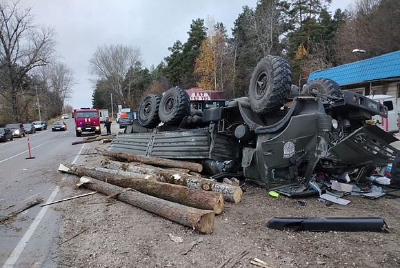 В Чаадаевке перевернулся перевозивший бревна грузовик