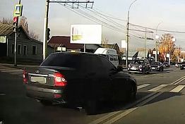 В Пензе тонированная «Приора» проехала по встречке на «красный» В Пензе тонированная «Приора» проехала по встречке на «красный»