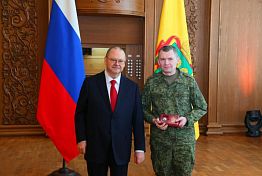 Олег Мельниченко вручил награды в преддверии Дня защитника Отечества