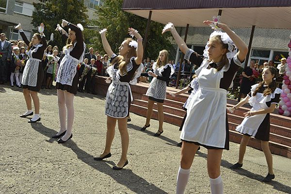В пензенской школе №27 старшеклассники выступили на линейке с концертом