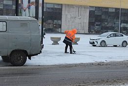 В Пензе коммунальщики устраняют последствия снегопада