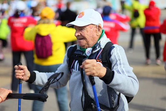 Второе дыхание: скандинавская ходьба вернула к жизни 86-летнего зареченца