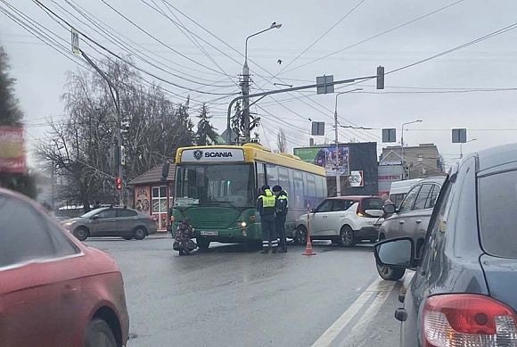 В центре Пензы из-за ДТП с автобусом образовалась пробка