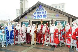 В Пензе Деды Морозы с песнями прошли парадом по Московской