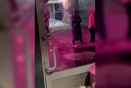 В Пензе дебошир провоцировал драку в баре и разбил дверь бутылкой В Пензе дебошир провоцировал драку в баре и разбил дверь бутылкой