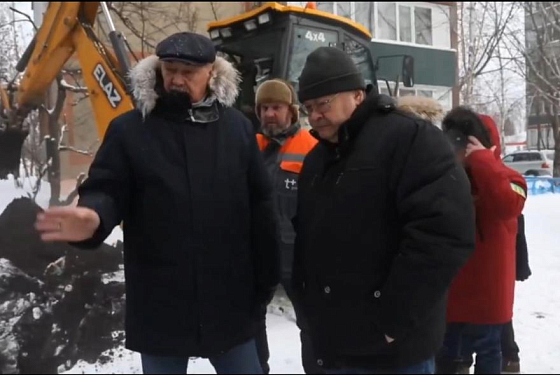 Мельниченко поручил выделить дополнительные силы для устранения коммунальной аварии в Арбекове