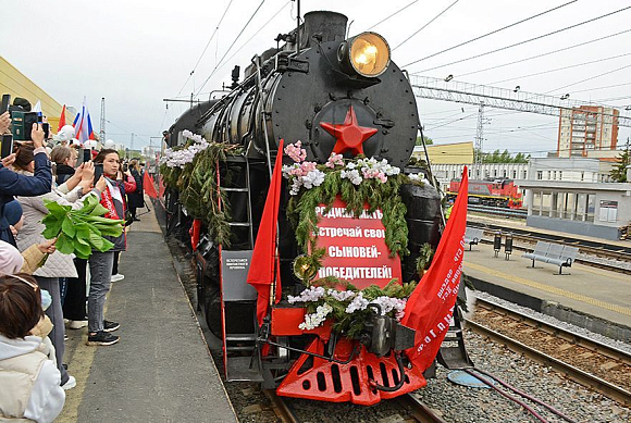 Паровоз Победы в Пензе встречали сотни людей