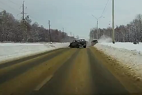 В Пензе две машины врезались в друг друга на полном ходу — видео