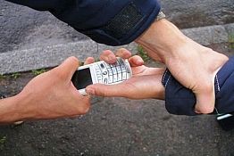 В Пензе грабитель избил и обчистил прохожего