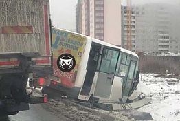 В Арбеково маршрутка влетела в столб, пострадала девушка В Арбеково маршрутка влетела в столб, пострадала девушка