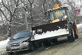 Снегоуборщик прижал легковушку на улице Аустрина Снегоуборщик прижал легковушку на улице Аустрина