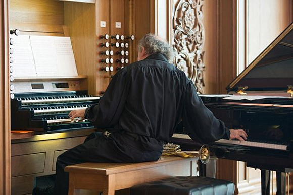Францис Видил сыграл для пензенцев одновременно на органе, трубе и фортепиано