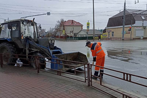 В Пензе промывают ливневки и очищают подземные переходы