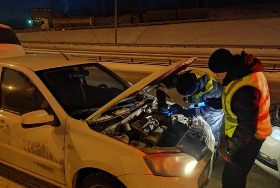Пензенские дорожные инспекторы помогли замерзающему водителю