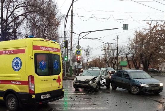 В Пензе на Локомотивной столкнулись два автомобиля