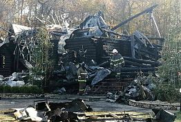 После пожара от ресторана «Засека» осталась летняя терраса После пожара от ресторана «Засека» осталась летняя терраса