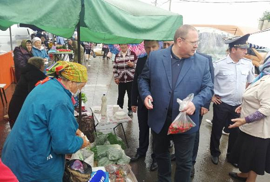 Олег Мельниченко купил клубнику на рынке в Малой Сердобе