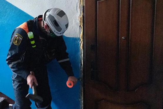 Пензенские спасатели помогли попасть в квартиру на Ульяновской полицейским