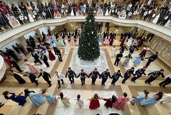 В Пензе прошел благотворительный новогодний бал учащихся