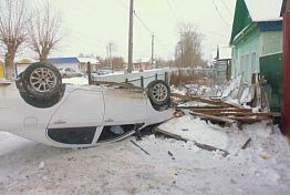 В Н. Ломове иномарка упала на крышу, снеся забор