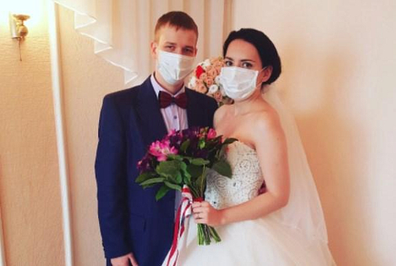 В Чемодановке сотрудники скорой помощи поженились в разгар пандемии 