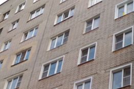 В Пензе мужчина выпрыгнул из окна квартиры на пятом этаже