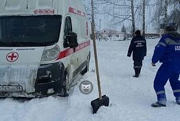 «Скорая» застряла в снегу под Пензой по дороге к больному