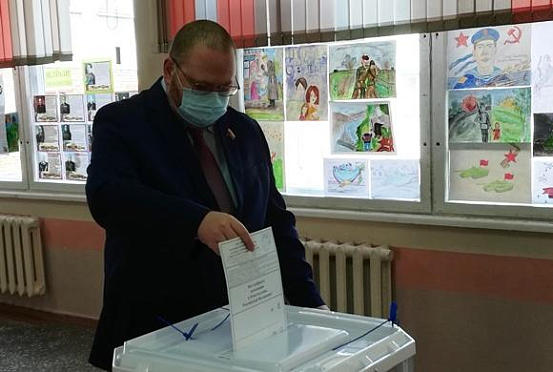 Сенатор Олег Мельниченко проголосовал в Пензе