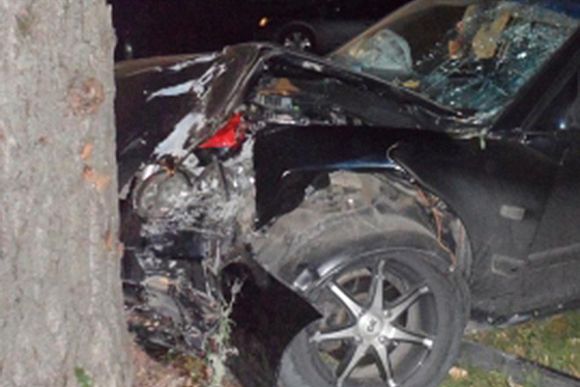 В Кузнецке Hyundai врезался в дерево, пострадал мужчина
