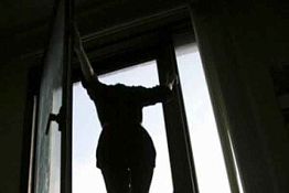 Выпрыгнувшая с 5 этажа 16-летняя кузнечанка находится в отделении реанимации Выпрыгнувшая с 5 этажа 16-летняя кузнечанка находится в отделении реанимации