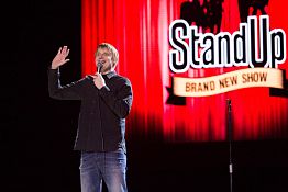 В Пензе звезда «Stand Up» пошутил насчет неполного зала В Пензе звезда «Stand Up» пошутил насчет неполного зала