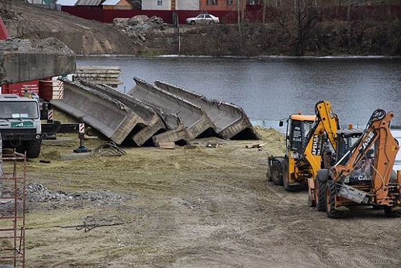 В Пензе на Свердловском мосту разобрали тротуарную часть