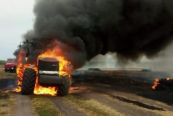 В Кузнецком районе загоревшийся трактор и поле тушили 17 человек