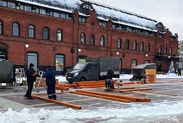 В Пензе на площади Ленина начали монтаж двух новых горок В Пензе на площади Ленина начали монтаж двух новых горок