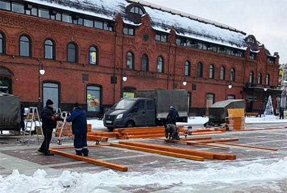 В Пензе на площади Ленина начали монтаж двух новых горок