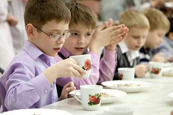 В Пензе еще 10 школ перейдут на безналичную оплату обедов