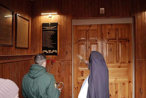 В храме при ПАИИ установили мемориальные плиты в память о погибших на СВО